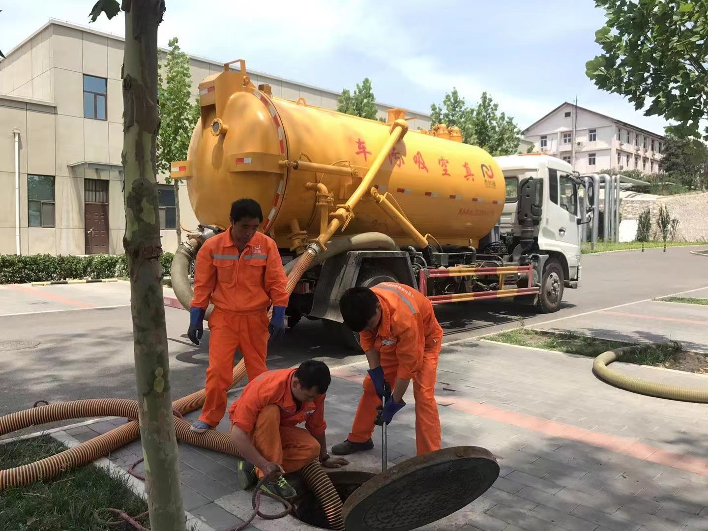 福海管道疏通车停在窨井附近