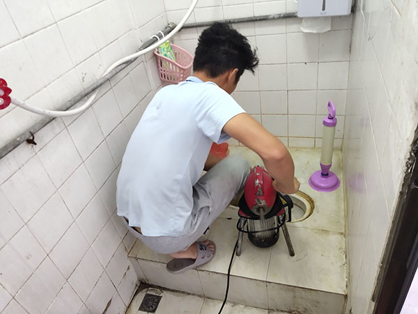 福海管道堵塞冒臭气 专业师傅现场解决问题