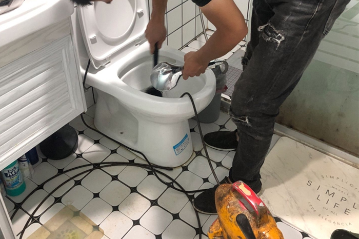 福海马桶堵塞自己疏通还是找师傅？专业上门服务让你省时更省心