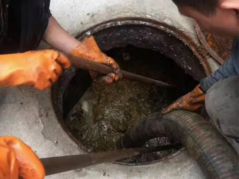 福海清理化粪池时如何避免沼气的危害？